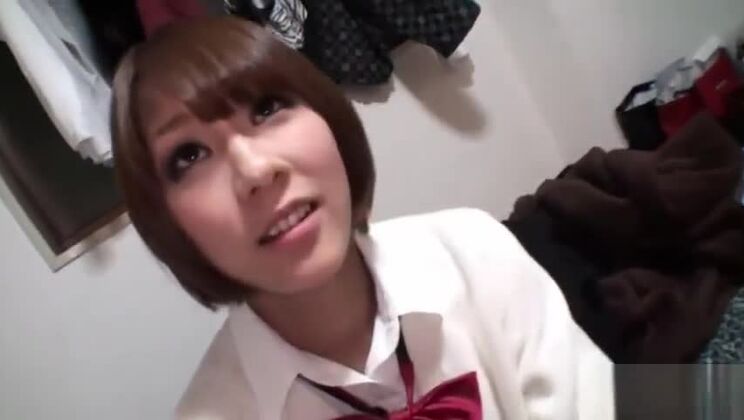 Attraktive, flachbrüstige Asiatin in einer fantastischen Fingering-Pornoperformance