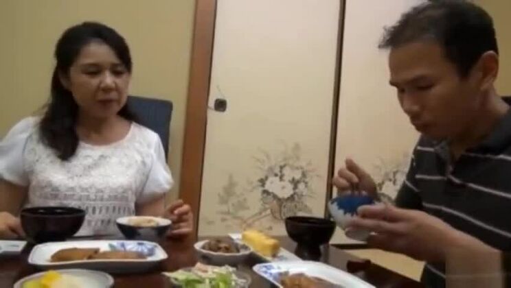 Atemberaubendes Video einer verheirateten Asiatin mit fantastischem Urinsex-Sex-Szene