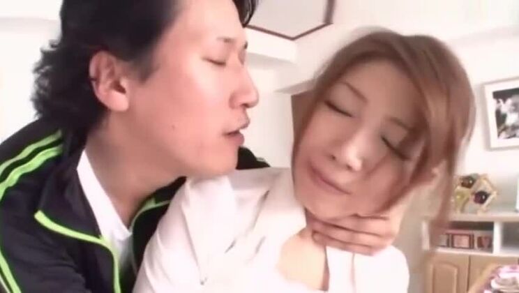 Hübsche, vollbusige Japanerin in einem Bukkake-Pornovideo