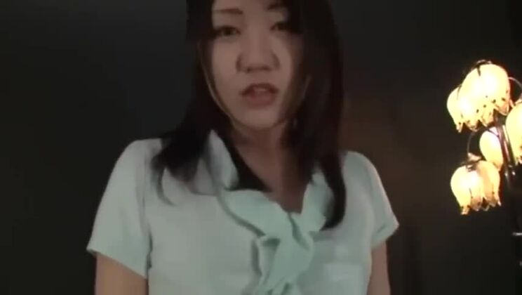 Hübsche japanische Schlampe in ultra-glamourösem Fetisch-Spaß