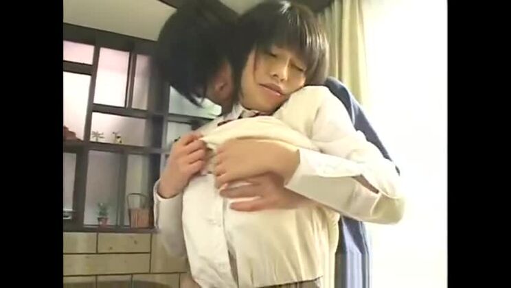 Verführerische asiatische Schlampe in einem echten Hardcore-Video