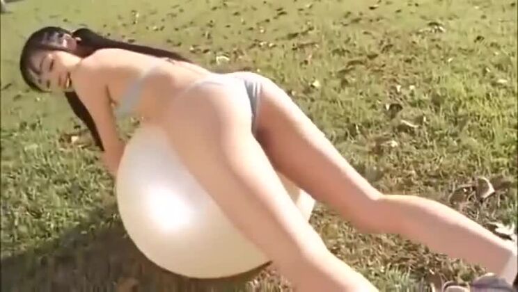 Wunderschöne brünette orientalische Hure hatte harten Sex