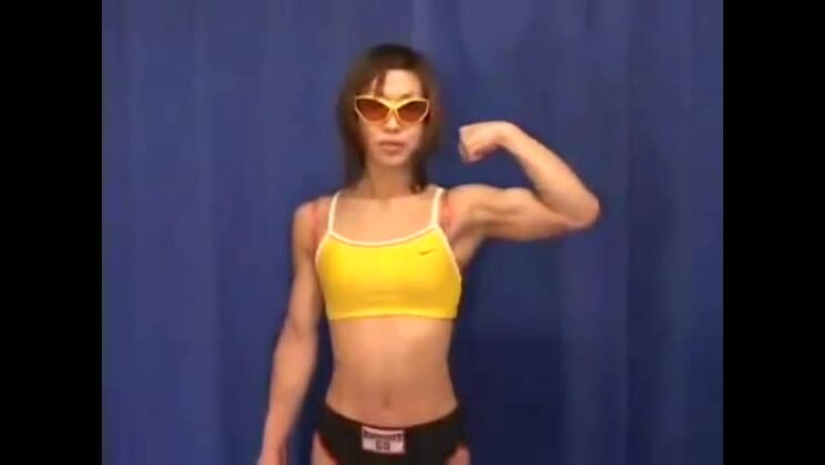 Wunderschöne, flachbrüstige Asiatin wird hart durchgenommen.