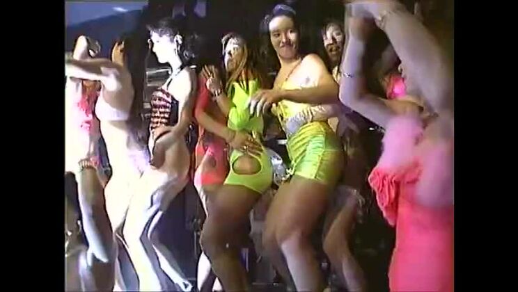 Niedliche japanische Hure bei einem wilden Gangbang in einer XXX-Szene