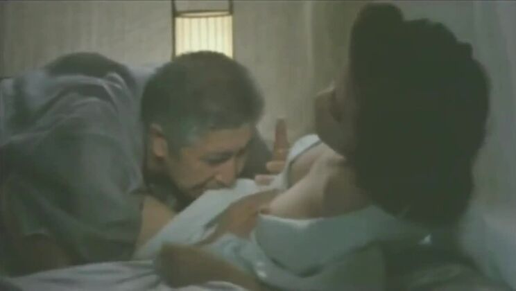 Hübsche, vollbusige Japanerin in einem perversen Pornovideo