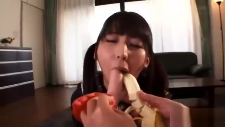 Entzückende orientalische Hure bei einem Deepthroating-Pornovideo