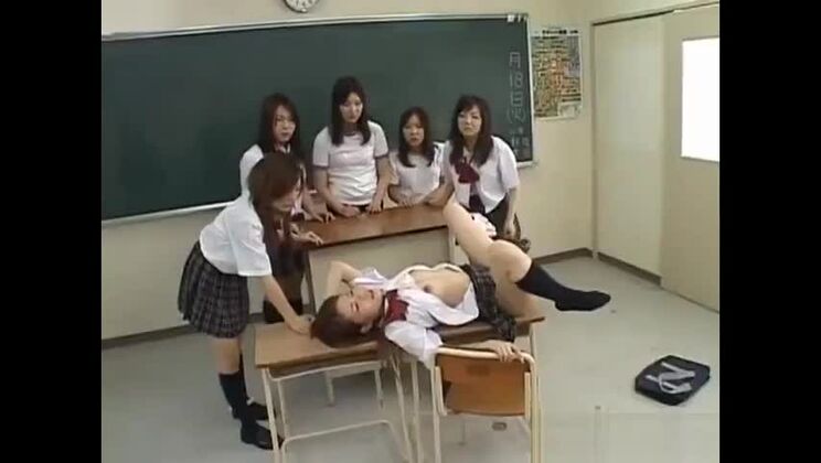 Eine unglaublich üppige Japanerin liebt Bukkake.