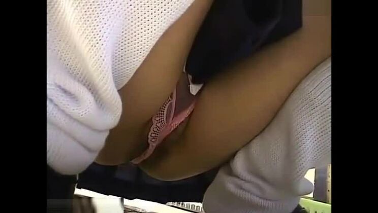 Atemberaubende Asiatin lässt ihre schmutzigen, perversen Fantasien in der Öffentlichkeit wahr werden.