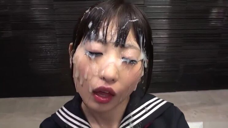 Reizende asiatische Hure tritt in einem Bukkake-XXX-Video auf