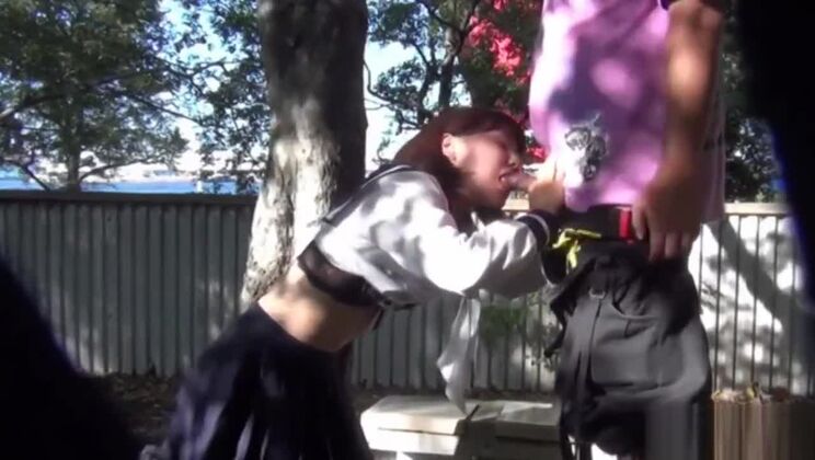 Hübsche japanische Hure wurde öffentlich hart gefickt