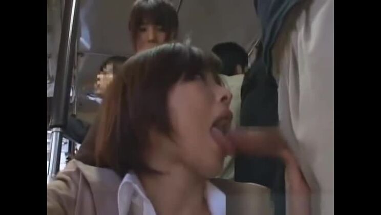 Heiße japanische Schlampe in der Öffentlichkeit