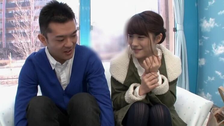 Hübsche japanische Schönheit in einem Fetisch-Pornovideo