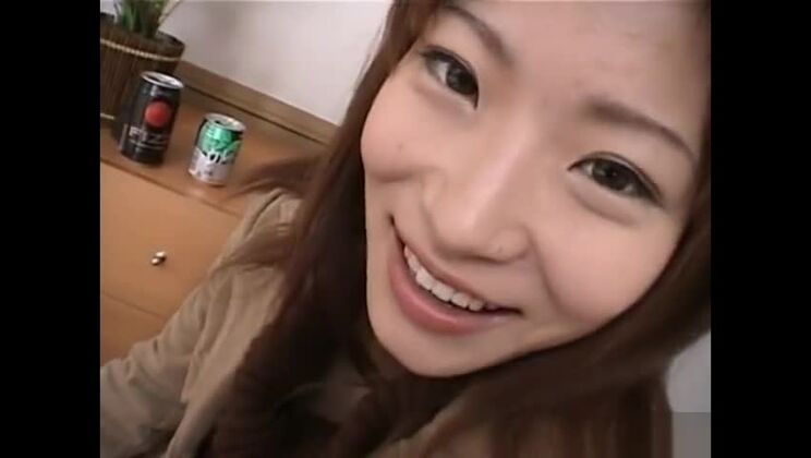 Eine süße, vollbusige japanische Schlampe bekam einen Spermaspritzer ins Gesicht.