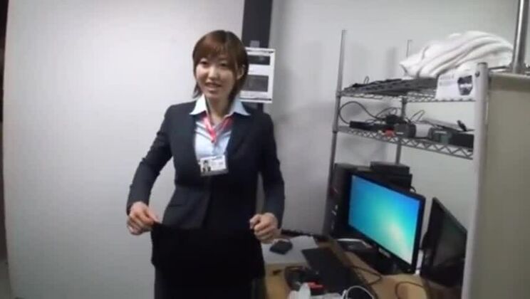 Ambrosische, dunkelhäutige japanische Hure an einem öffentlichen Ort