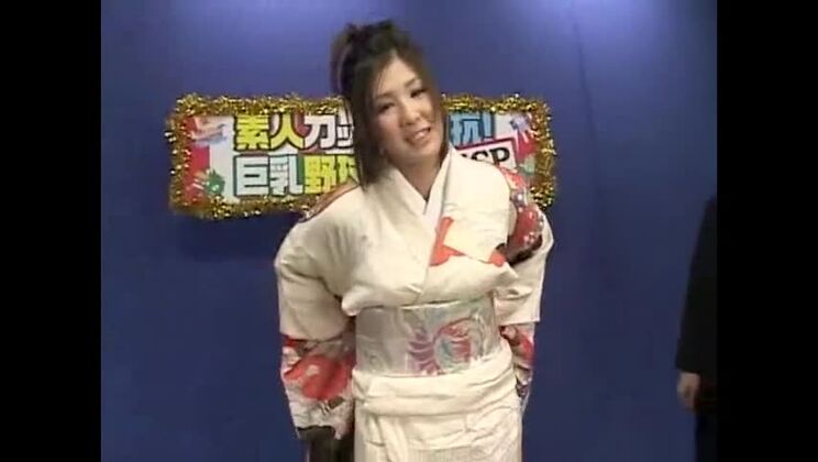 Attraktive, vollbusige Asiatin in tollem Amateurporno in der Öffentlichkeit