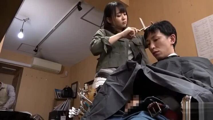 Eine scharfe japanische Hure wurde an einem öffentlichen Ort sehr hart durchgenommen.