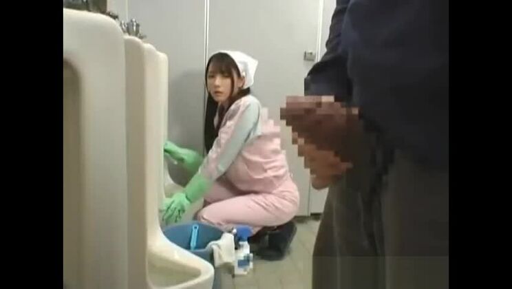 Reizende japanische Hure mit fantastischem Piss-Sex-Video