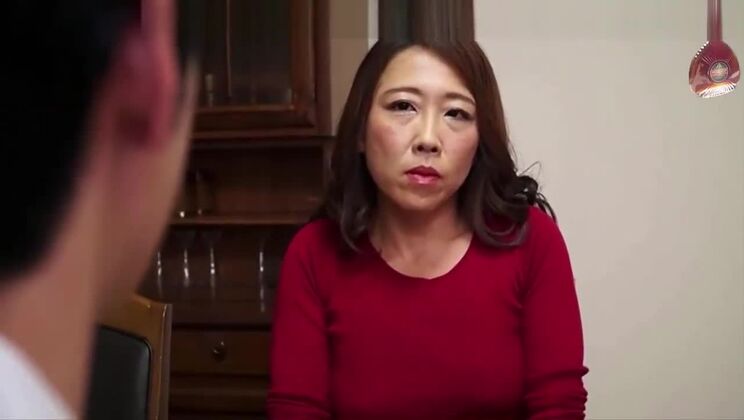 Charmante asiatische Hure in einem perversen Fetisch-XXX-Video