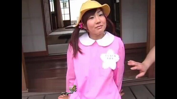 Außerirdische asiatische Hure in privatem Amateur-XXX-Video