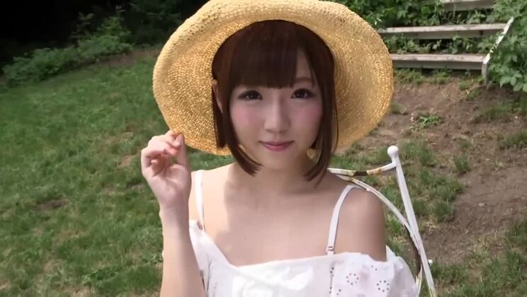 Atemberaubende japanische Schlampe draußen