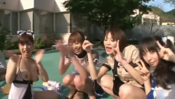 Charmante, üppig gebaute Japanerin