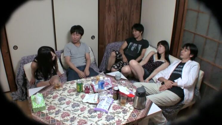 Sanfter japanischer Huzzy in erstaunlichem Gruppensex-Video