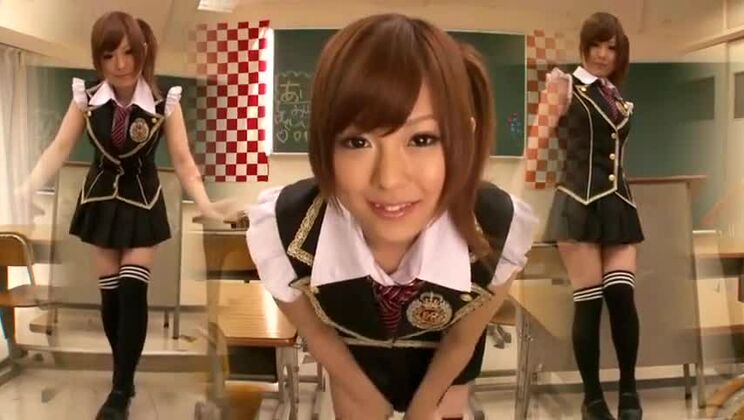 Die bewundernswerte Asiatin Miku Airi liefert eine gewagte Fetisch-Performance ab.