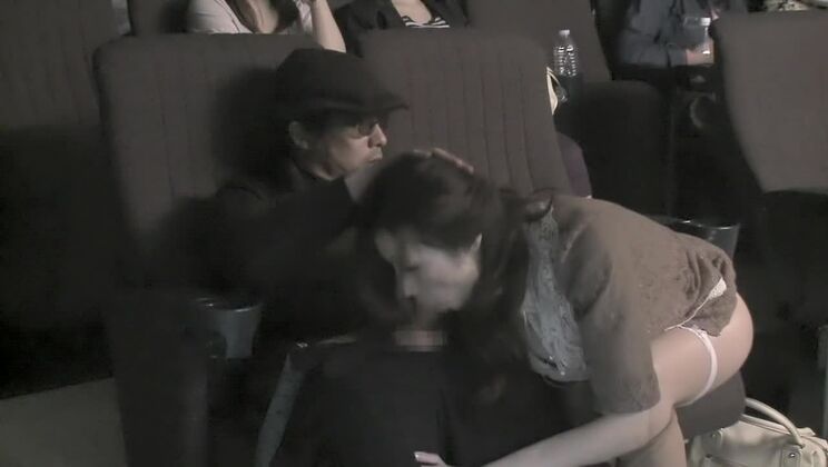 Elegante, verheiratete Japanerin erfüllt sich ihre Fetischfantasien in der Öffentlichkeit