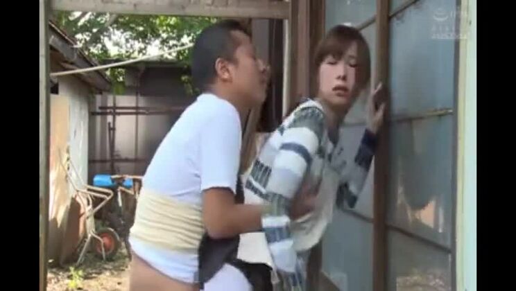 Charmante verheiratete Japanerin wird in einem Amateurpornovideo gefickt