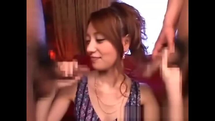 Unglaubliche japanische Hure in atemberaubendem Gruppensex