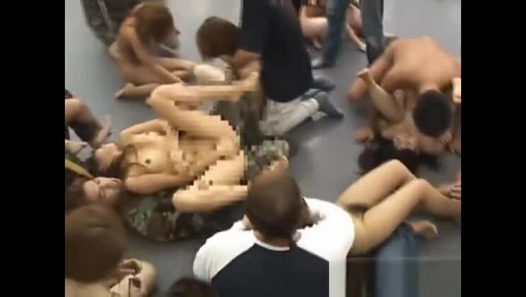 Göttlich geile orientalische Schlampe hat Sex in der Gruppe