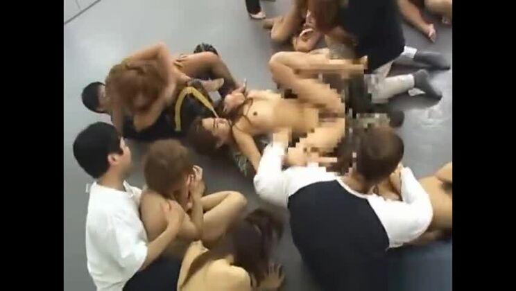 Attraktive, brüstige japanische Schlampe