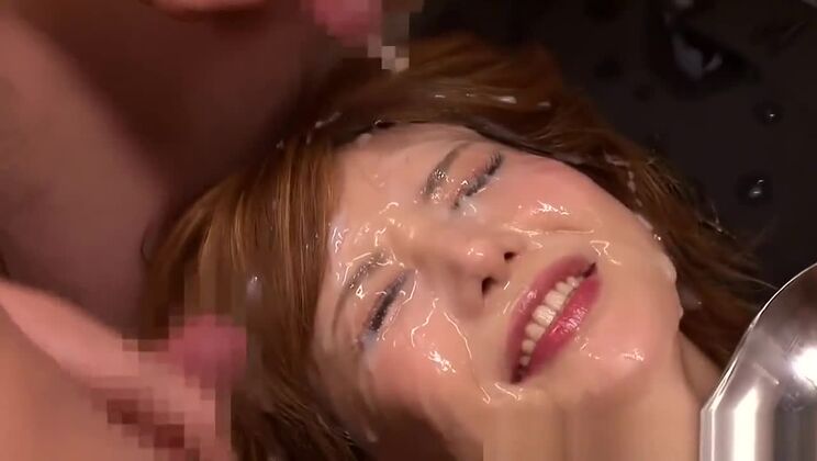 Göttliche, brünette Asiatin wird massenhaft mit Sperma bespritzt