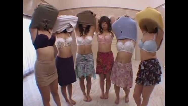 Attraktive, vollbusige japanische Schlampe beim Gruppensex