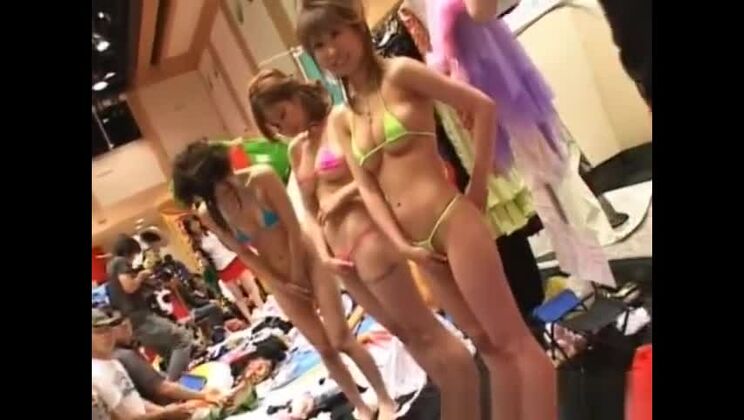 Außerirdische asiatische Frau außer Haus