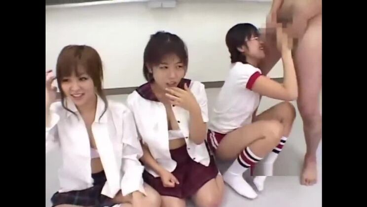 Hübsche, flachbrüstige Asiatin beim heißen Gruppensex