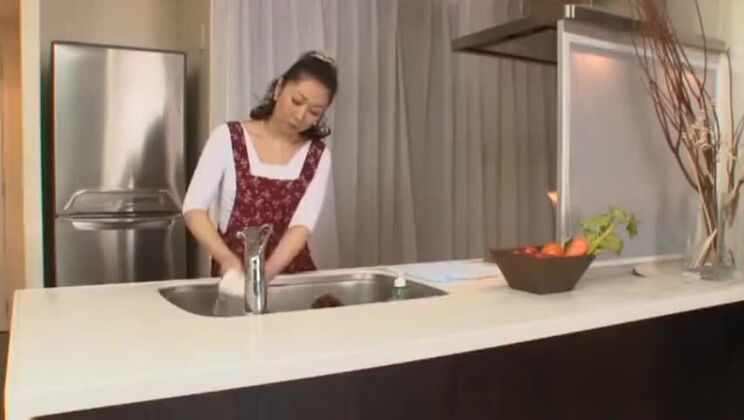 Hübsches, vollbusiges japanisches Mädchen