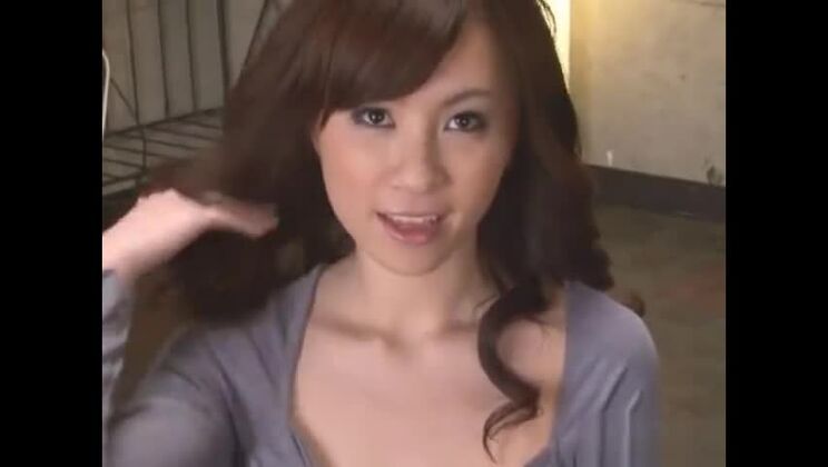 Hübsche asiatische Schlampe bei einem wilden Gangbang in einer XXX-Szene