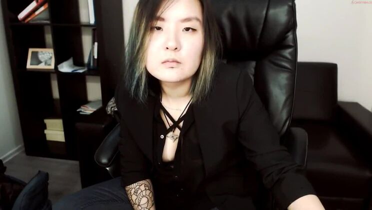 Elegante, flachbrüstige Asiatin in einem wunderschönen Amateurvideo