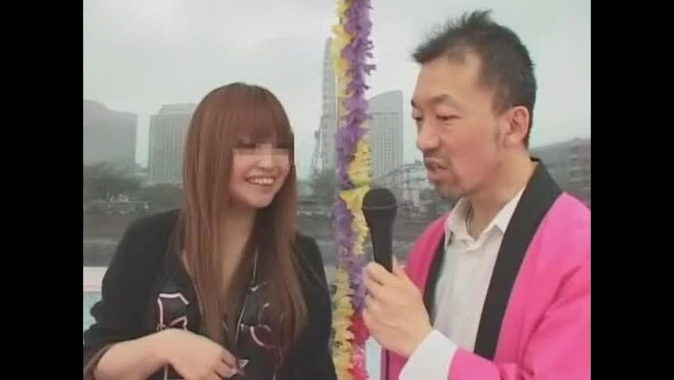 Hübsche japanische Hure in einem reizenden X-Casting