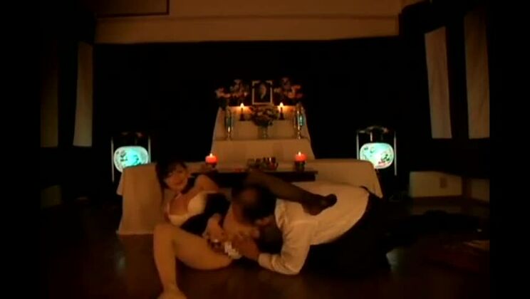 Hübsche verheiratete Japanerin in einem perversen Pornovideo