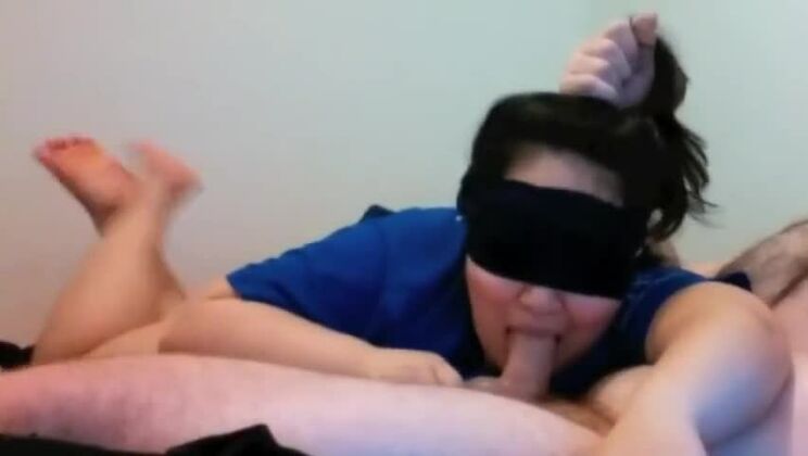 Verführerische, mollige Asiatin beim harten Deep-Throat-Fick