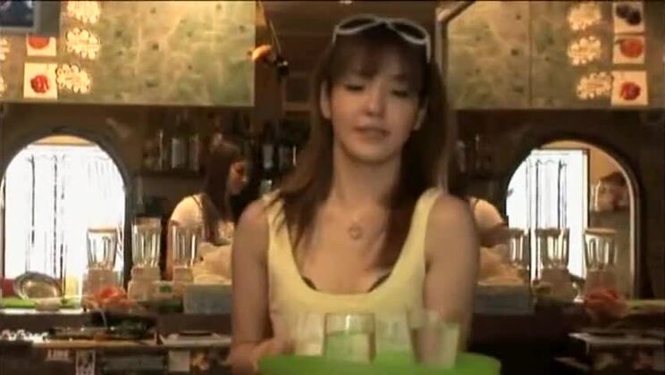 Eine entzückende japanische Schlampe hat amateurhaften Spaß