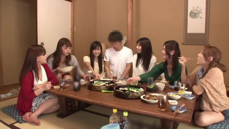 Hübsches, vollbusiges japanisches Mädchen