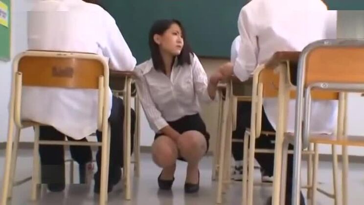 Charmante japanische Frau in einem Fetisch-Pornofilm