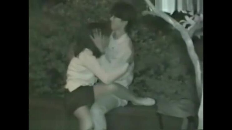 Atemberaubende Asiatin in einem wunderschönen Amateurvideo an einem öffentlichen Ort