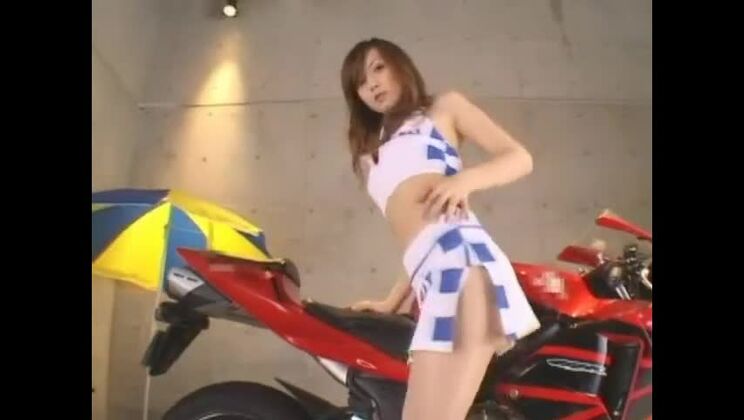 Unglaubliches japanisches Mädchen in einer atemberaubenden Nahaufnahme in der Öffentlichkeit