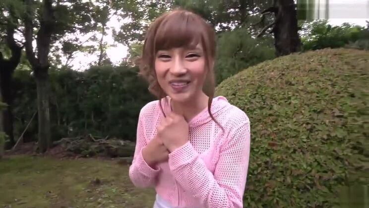 Honigsüße Asiatin Anna Anjyo im Freien