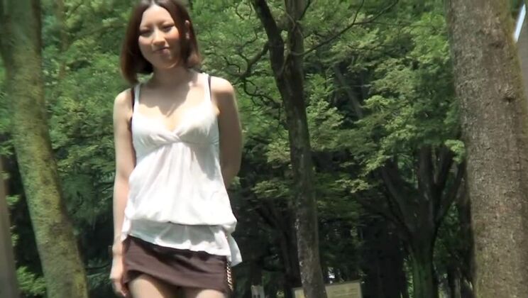 Himmlische orientalische Schlampe hat unglaublichen Amateur-Sex in der Öffentlichkeit