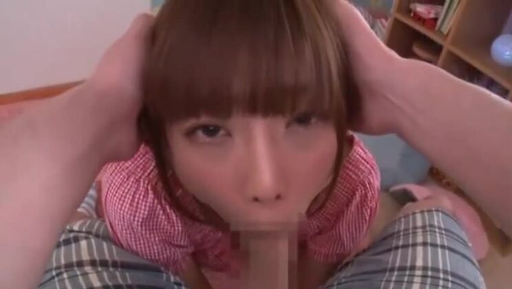 Hübsche, vollbusige japanische Schlampe